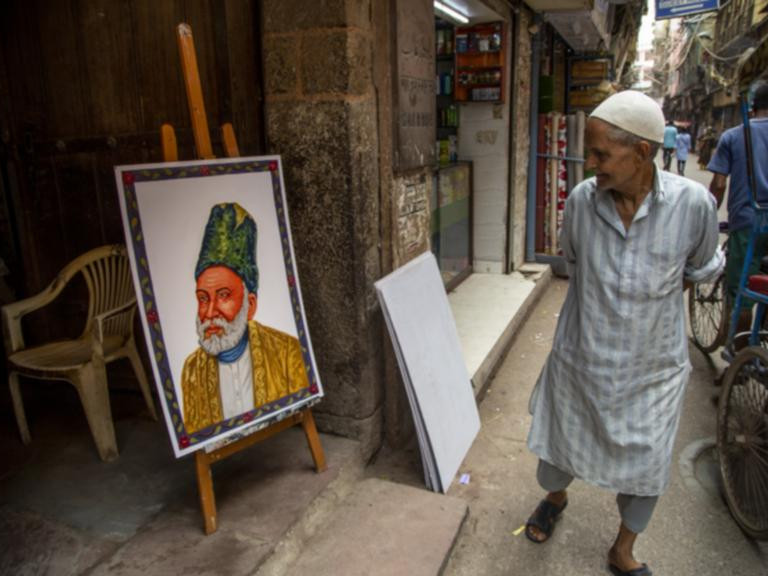 जब नमाज पढिरहेका मिर्जा गालिब बुरुक्क उफ्रेर साथीतिर दाैडिए